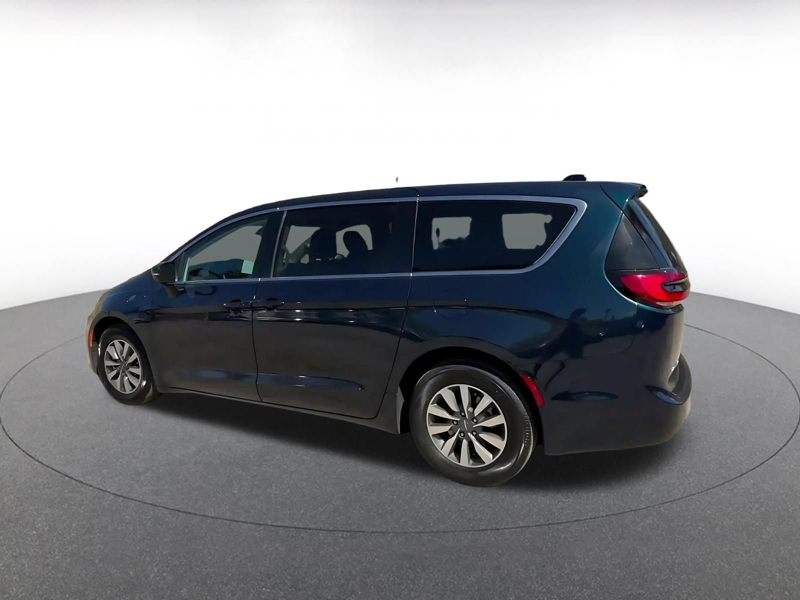 Used 2023 Chrysler Pacifica Touring-L FWD image 9