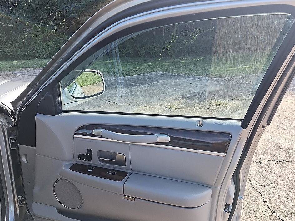 Used 2007 Lincoln Town Car Signature RWD image 24