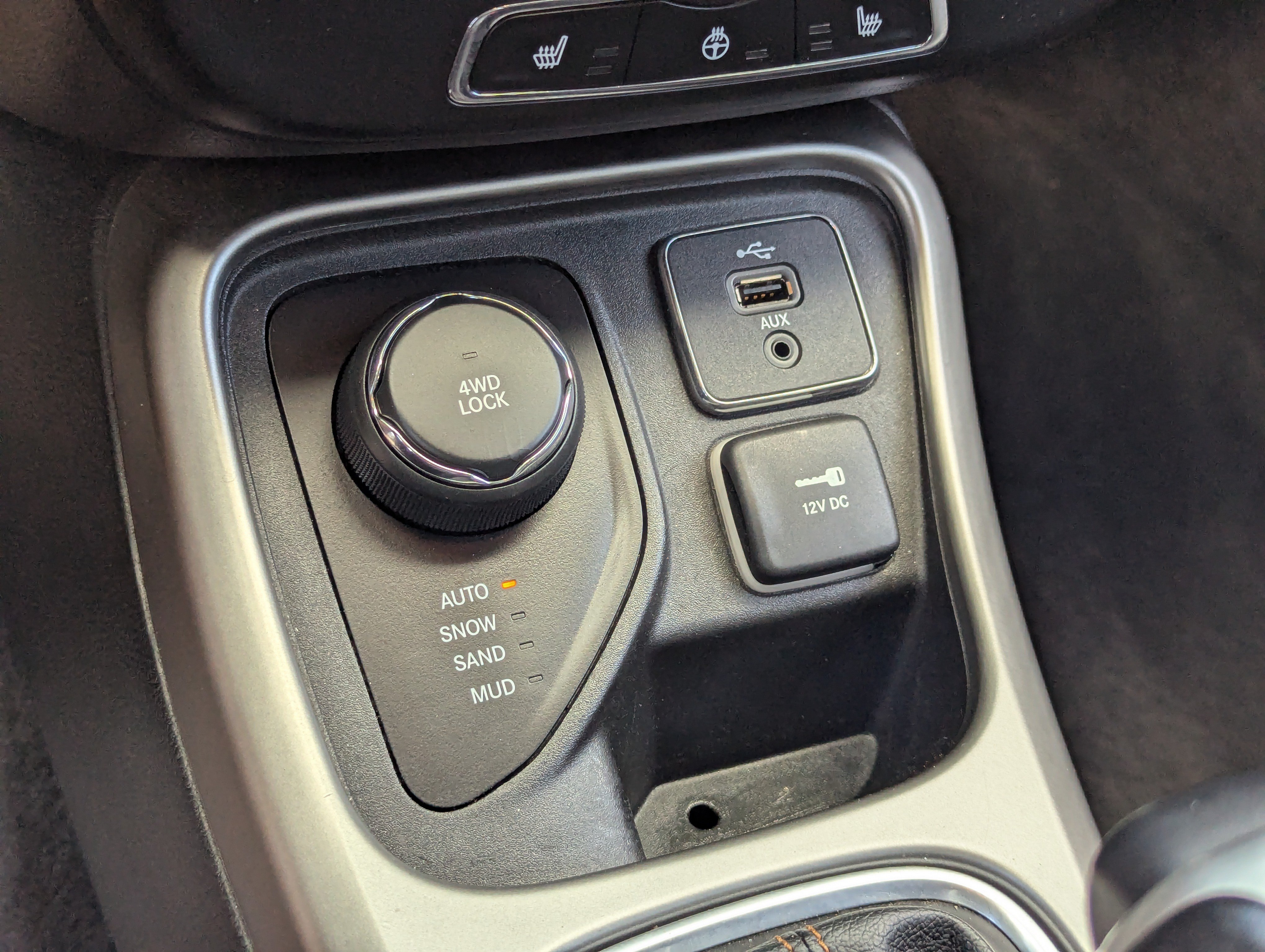 Used 2018 Jeep Compass Latitude w/ Cold Weather Group AWD/4WD image 28
