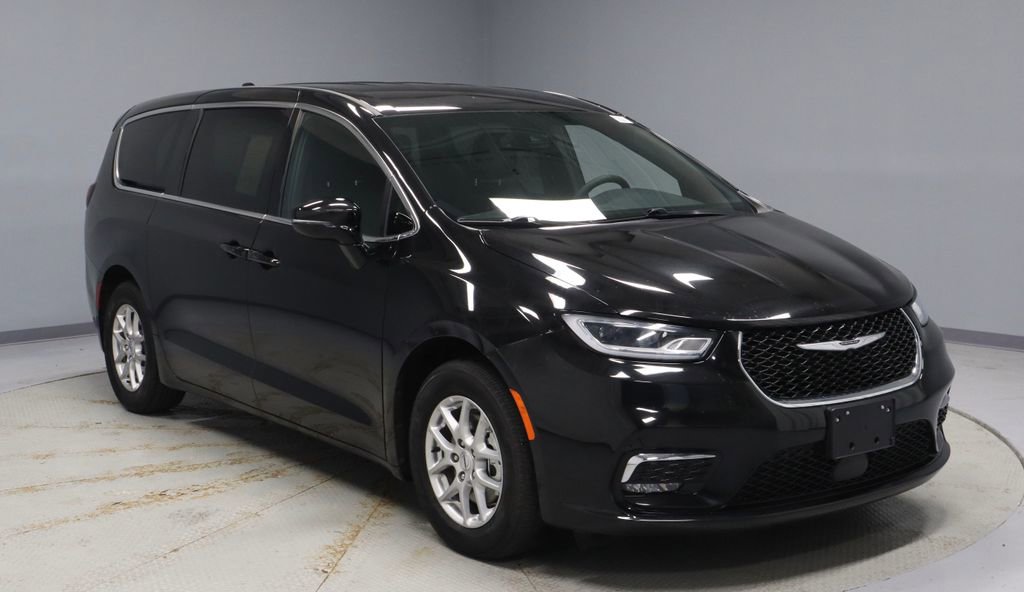 Used 2025 Chrysler Pacifica Select image 1