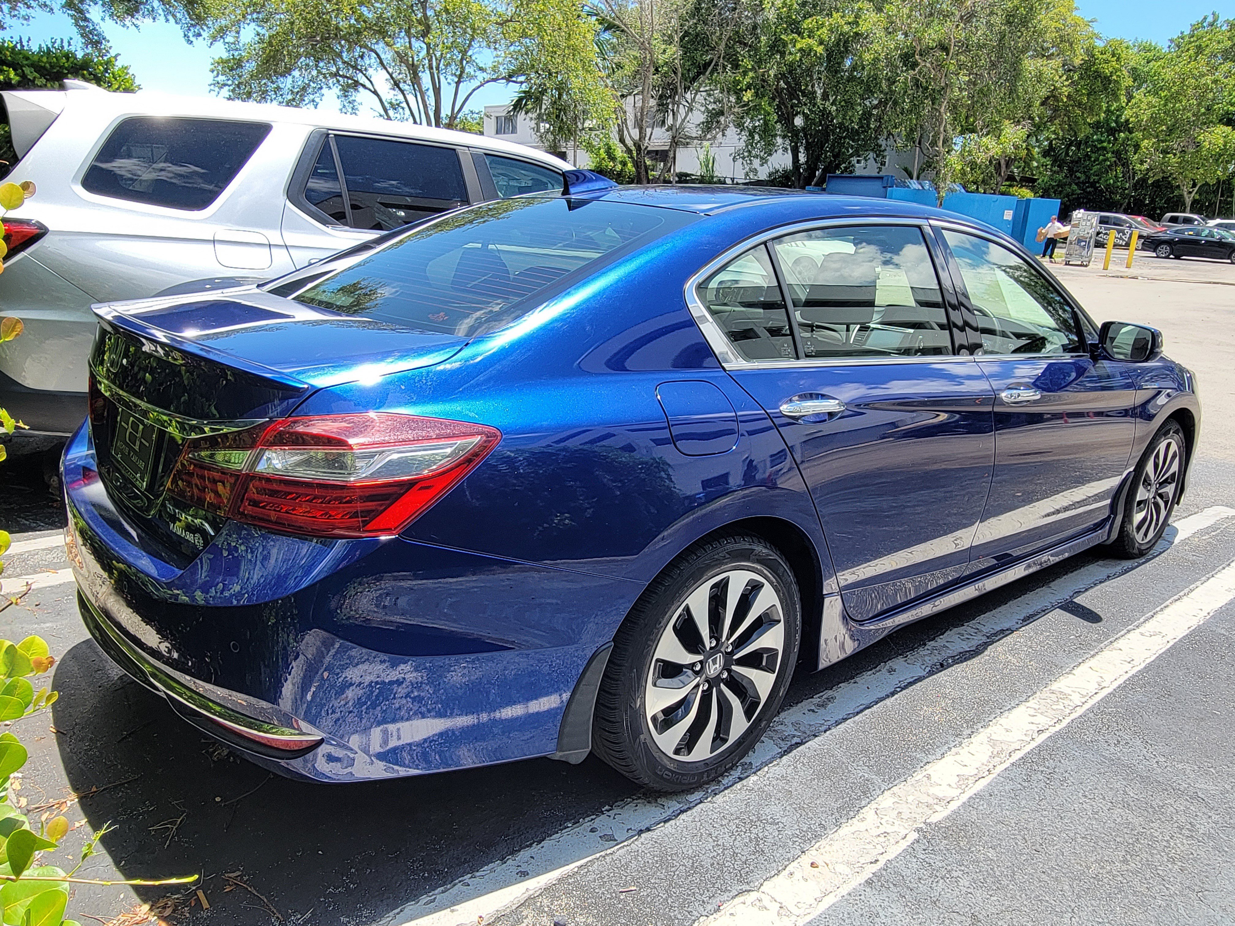 Used 2017 Honda Accord Touring image 4