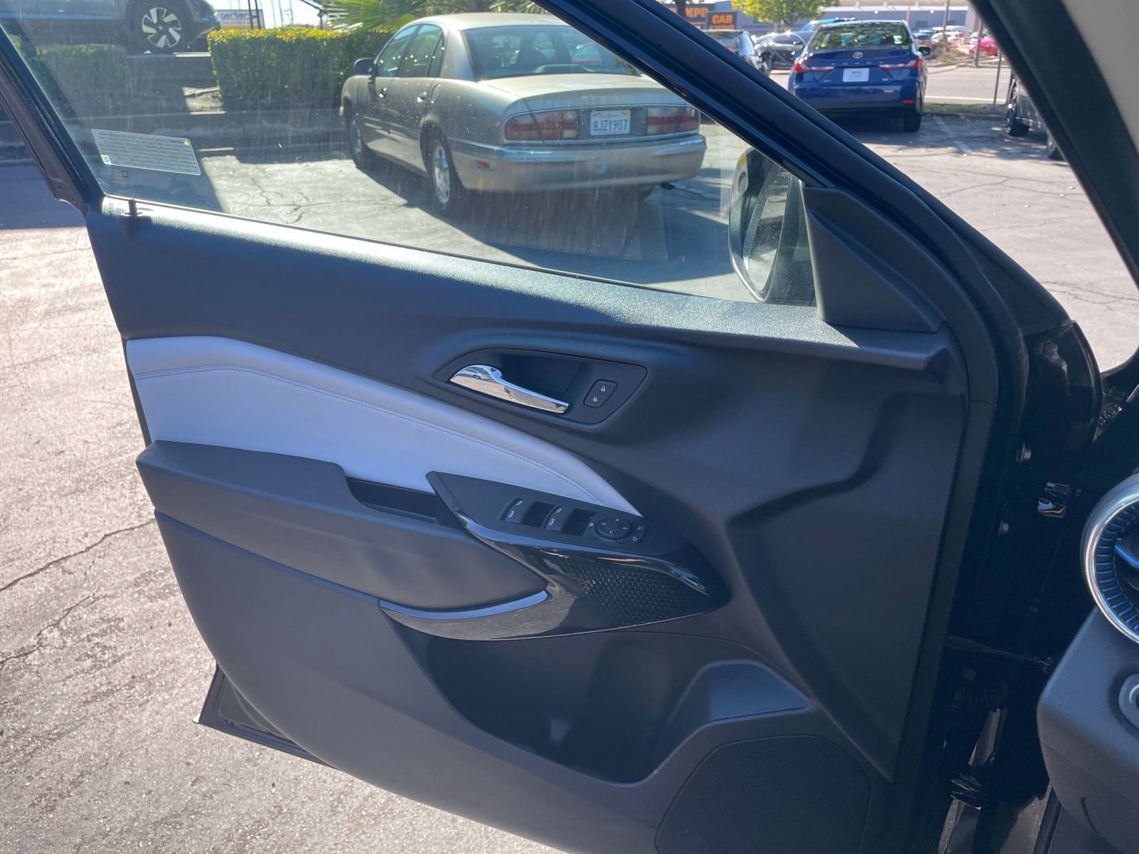 Used 2025 Chevrolet Trax LT image 20