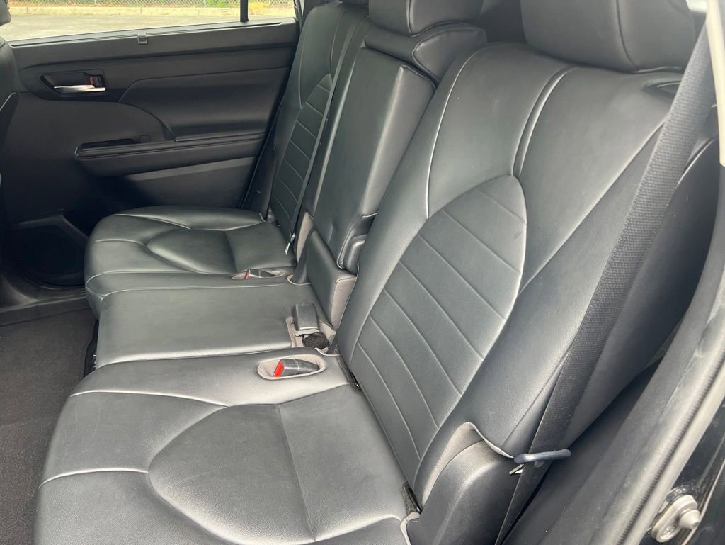 Used 2020 Toyota Highlander XLE FWD image 16