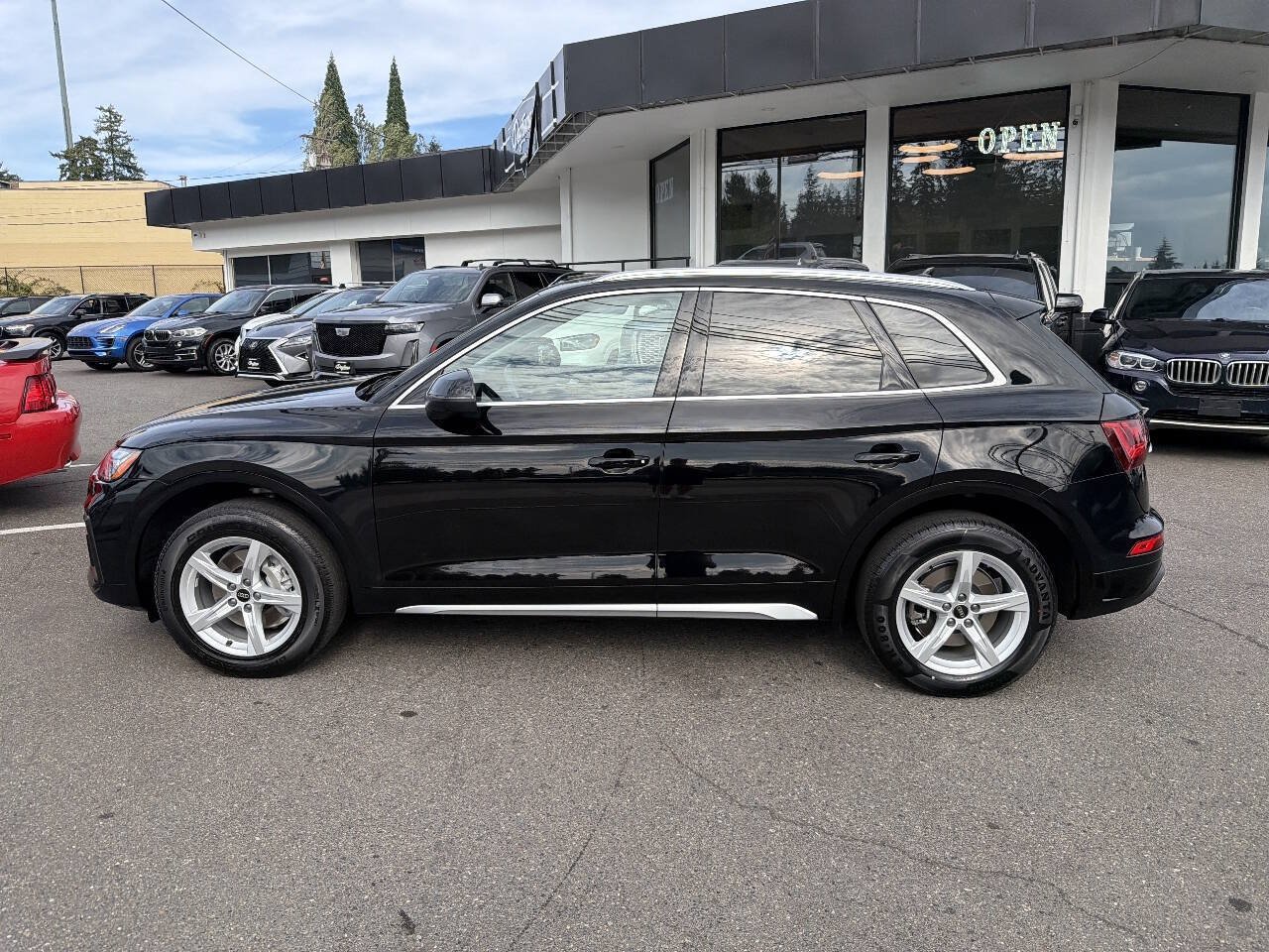Used 2023 Audi Q5 2.0T Premium w/ Convenience Package AWD/4WD image 2