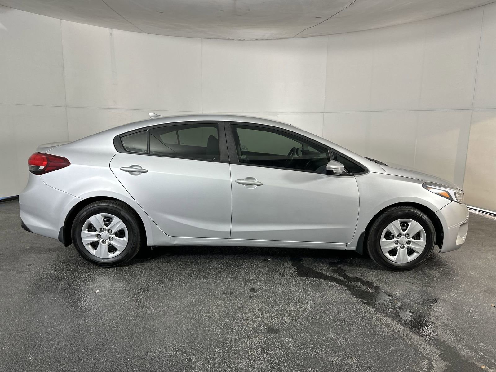 Used 2017 Kia Forte LX image 9