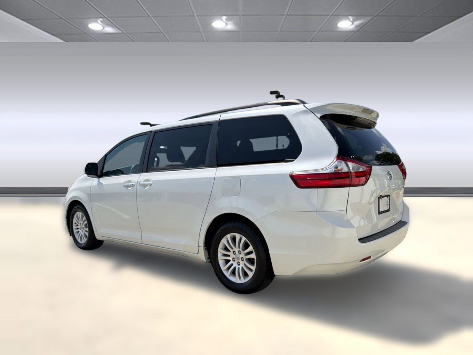Used 2015 Toyota Sienna XLE image 3