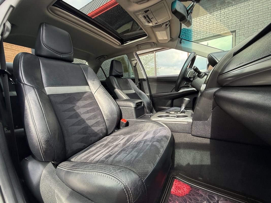 Used 2013 Toyota Camry SE w/ Leather Pkg FWD image 4