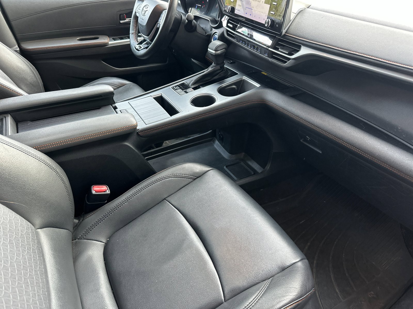 Used 2022 Toyota Sienna XSE image 16