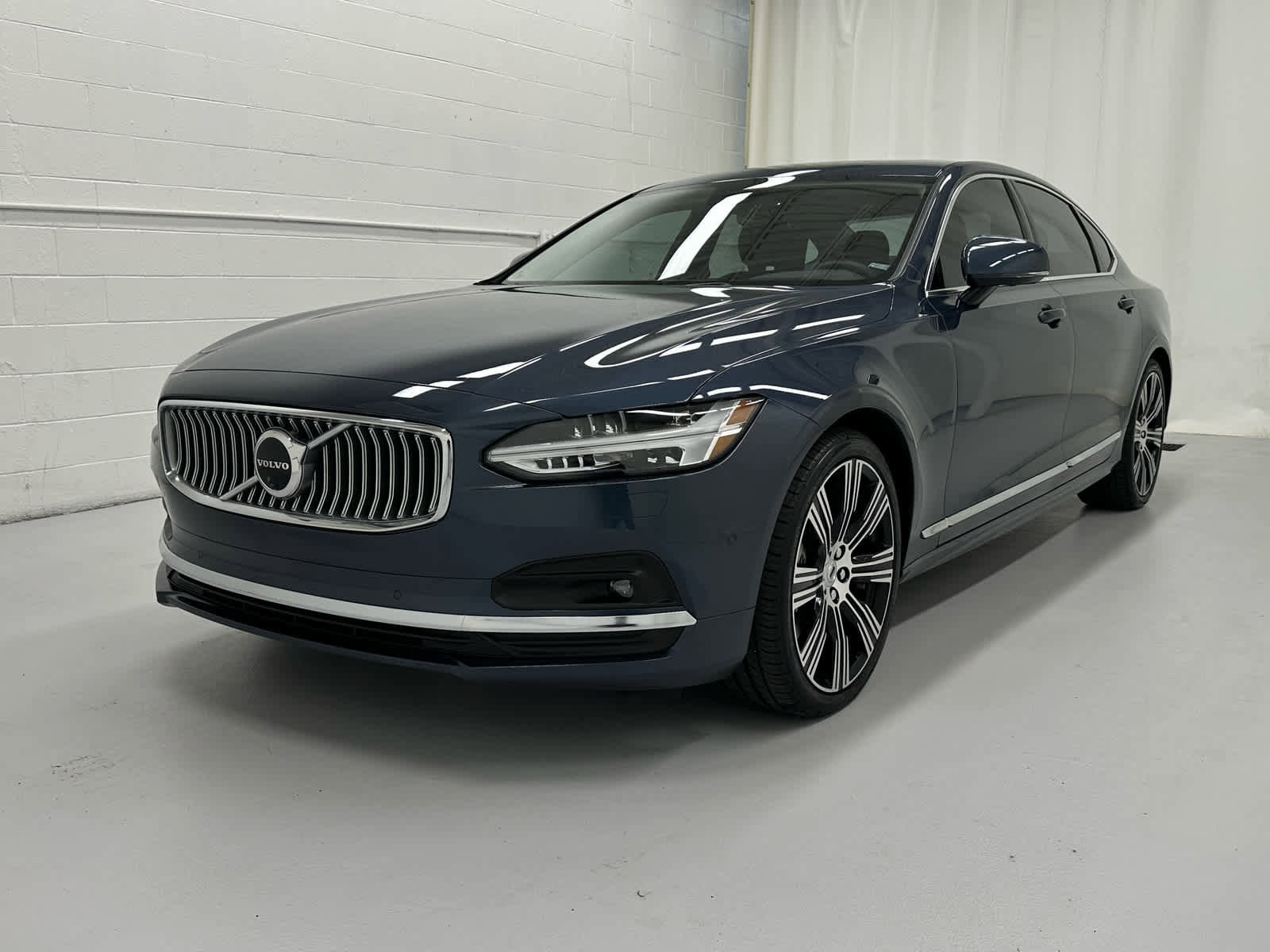 Used 2023 Volvo S90 B6 Plus AWD/4WD image 4