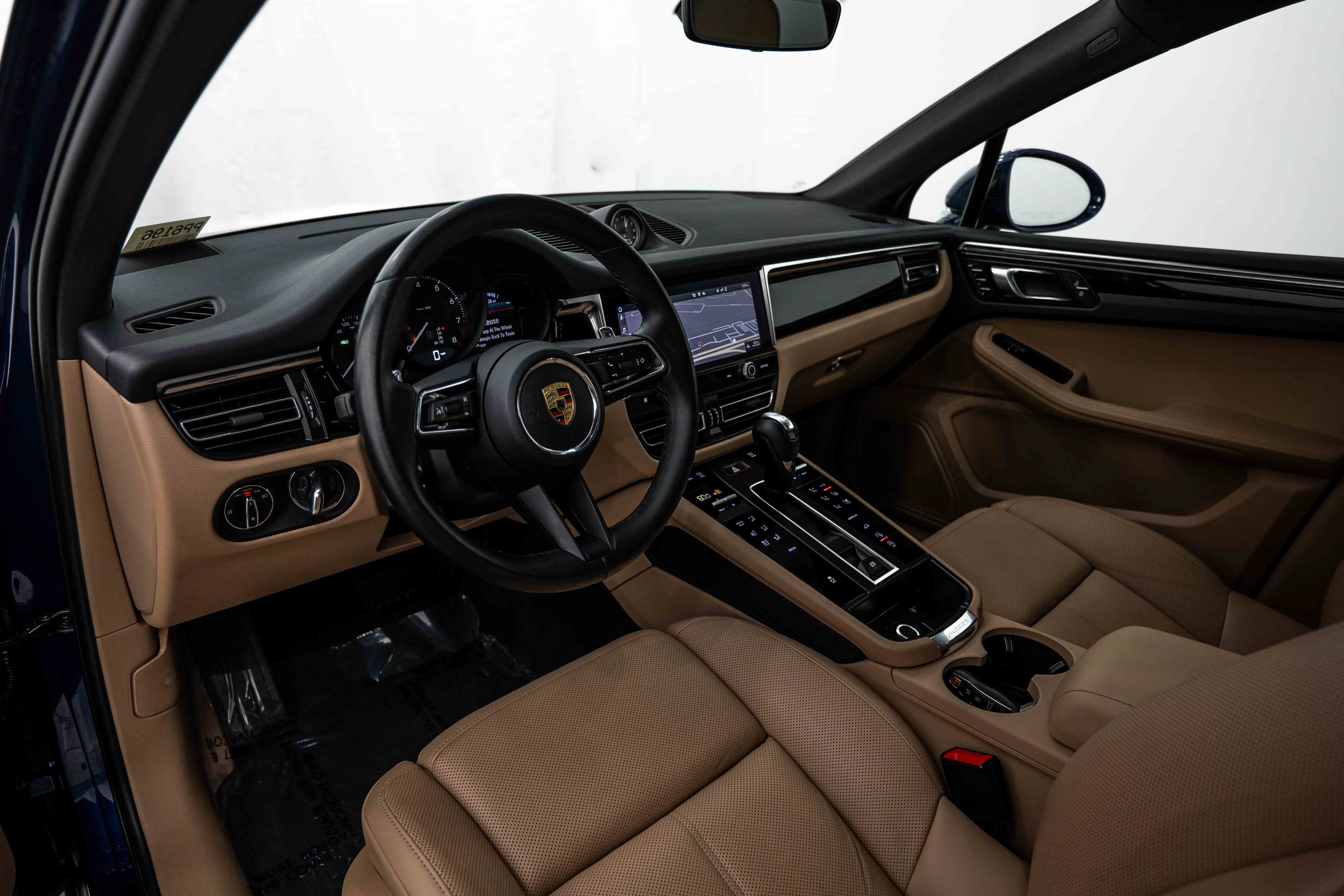 Certified 2024 Porsche Macan AWD/4WD image 4