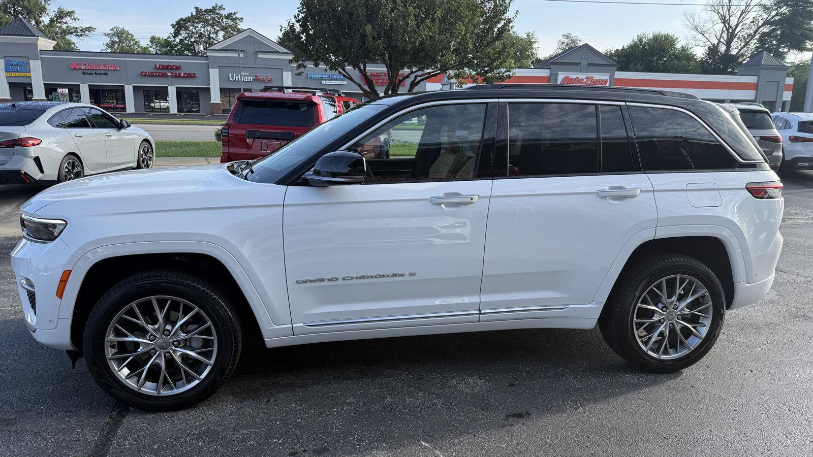 Used 2025 Jeep Grand Cherokee Summit AWD/4WD image 8