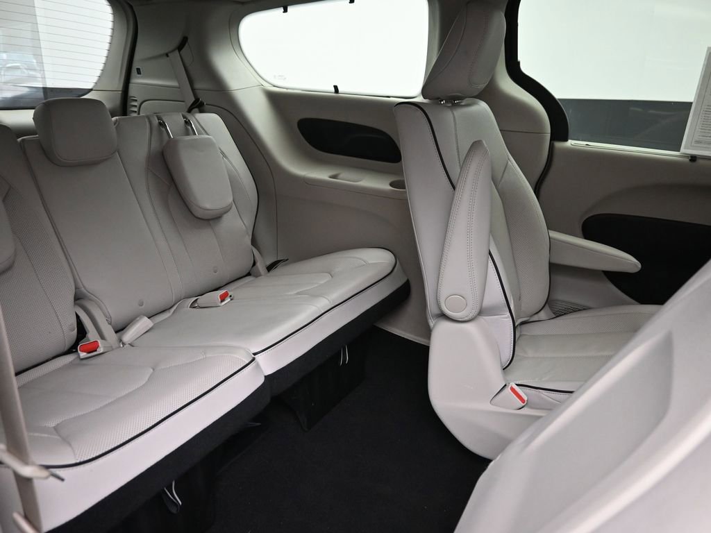 Used 2021 Chrysler Pacifica Limited w/ Premium & Safety Sphere Group image 9