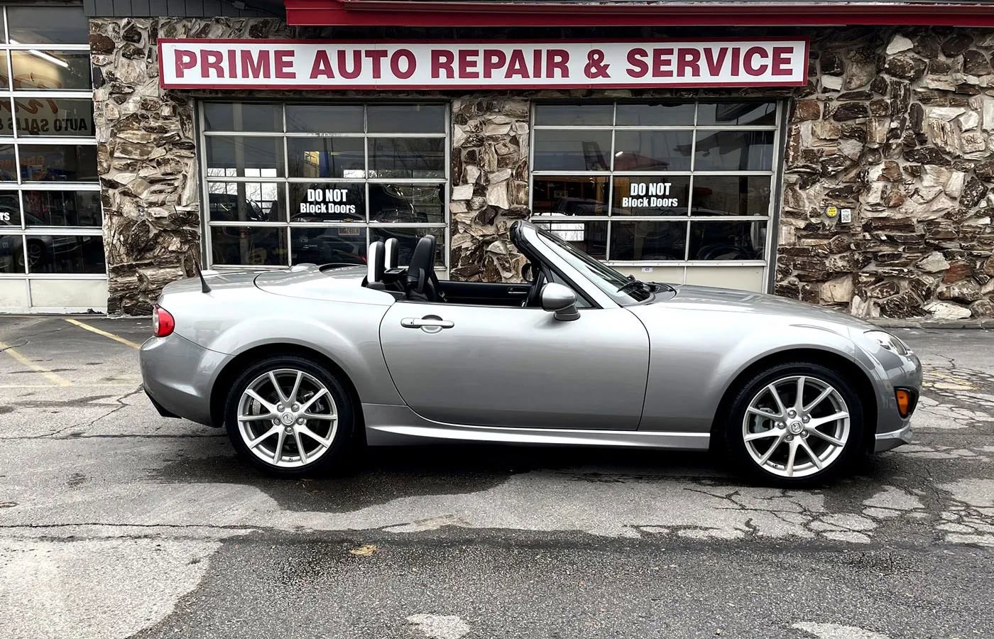 Used 2010 MAZDA MX-5 Miata Grand Touring w/ Premium Pkg image 13