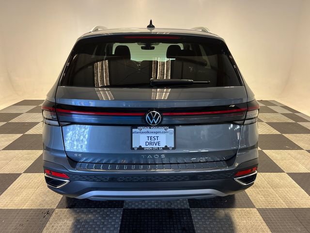 Certified 2025 Volkswagen Taos SE image 4
