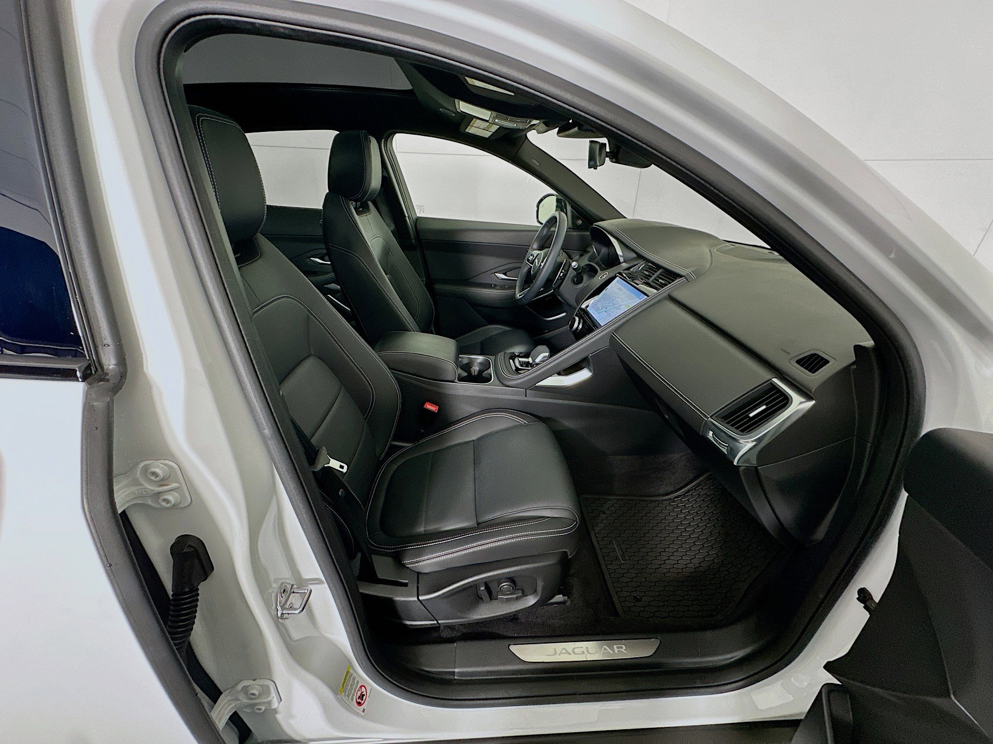 Used 2024 Jaguar E-PACE R-Dynamic SE image 32