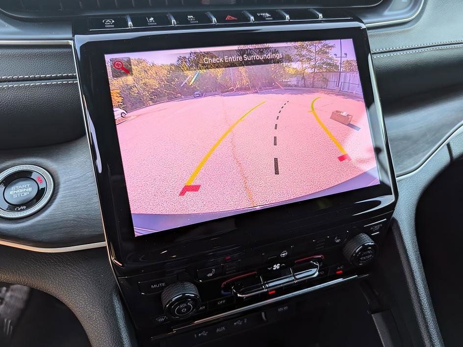 Used 2025 Jeep Grand Cherokee Limited image 23