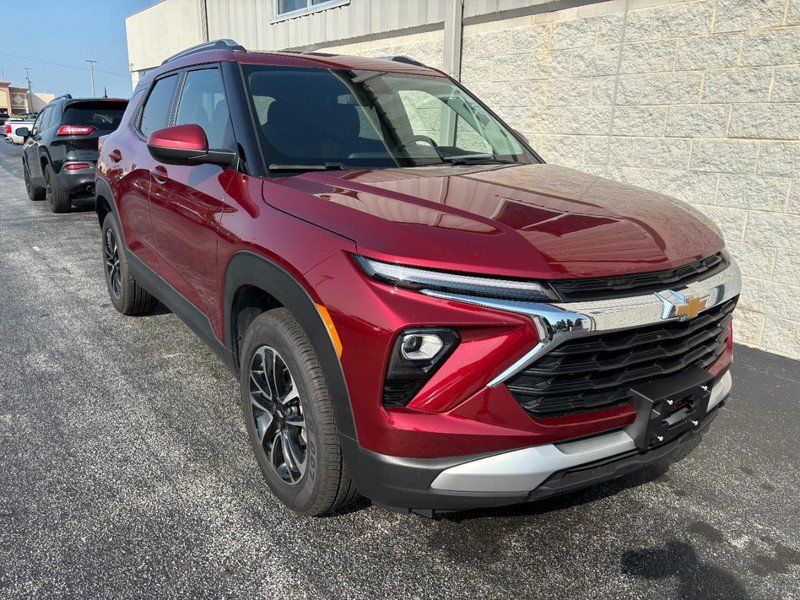 Used 2025 Chevrolet TrailBlazer LT AWD/4WD image 2
