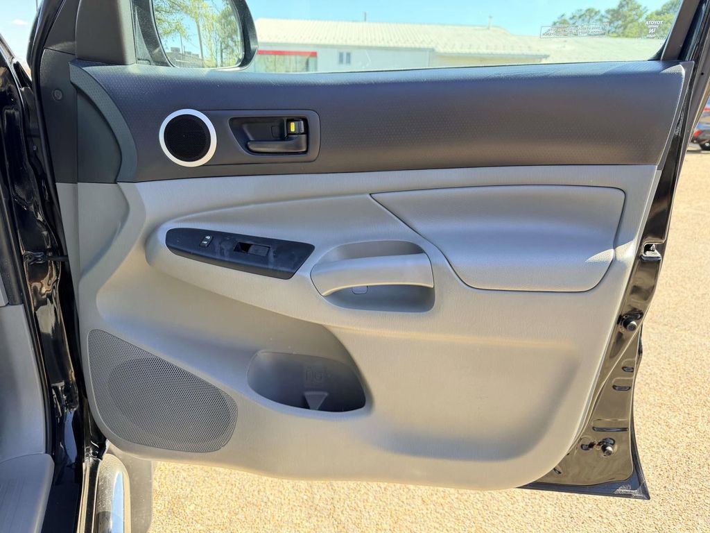 Used 2014 Toyota Tacoma PreRunner w/ TRD Sport Package image 12