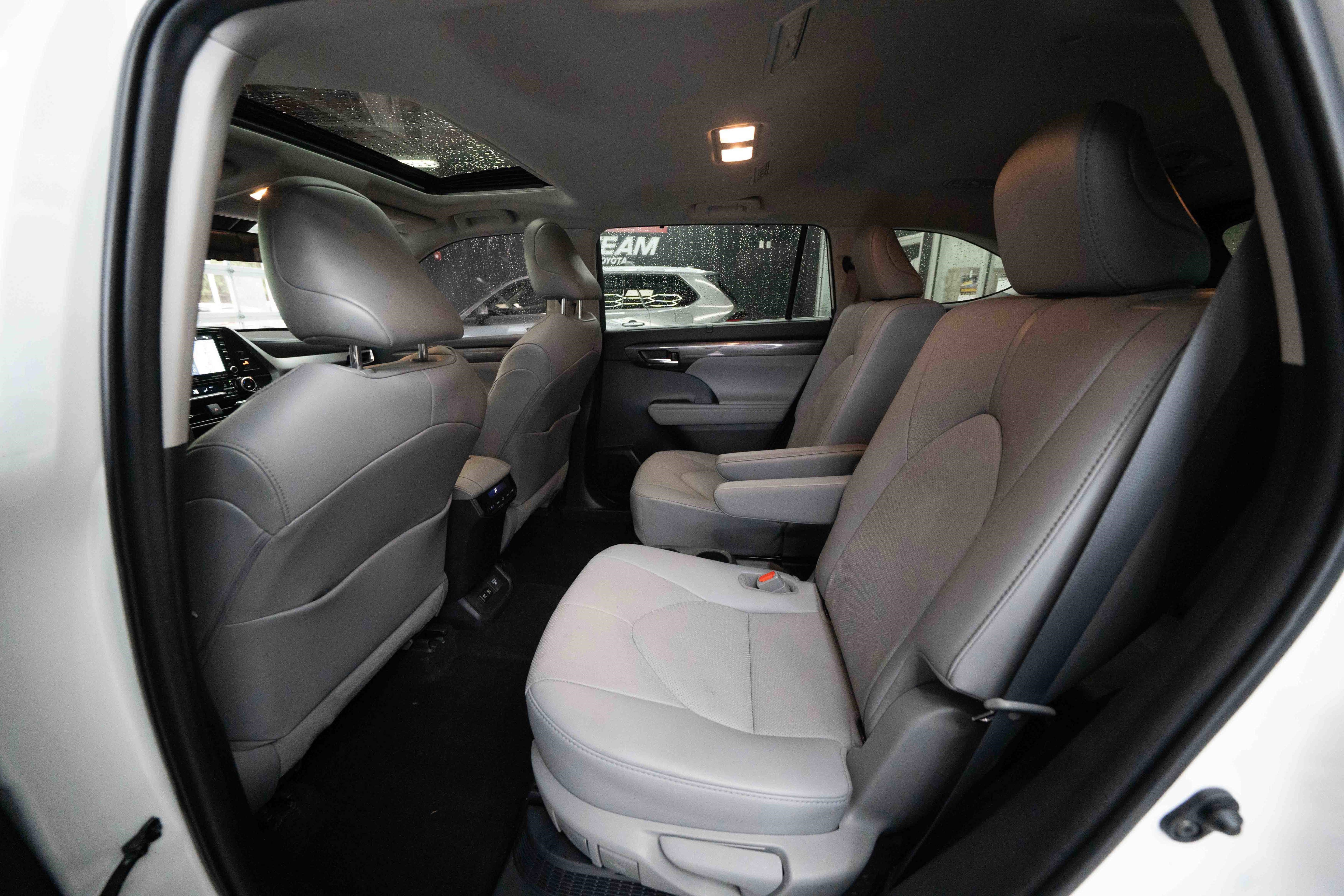 Used 2021 Toyota Highlander Limited image 23