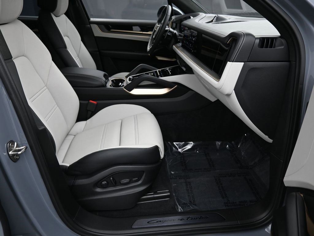 Used 2025 Porsche Cayenne Turbo image 31