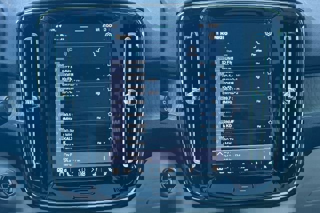 Used 2023 Volvo XC40 B4 Ultimate image 21