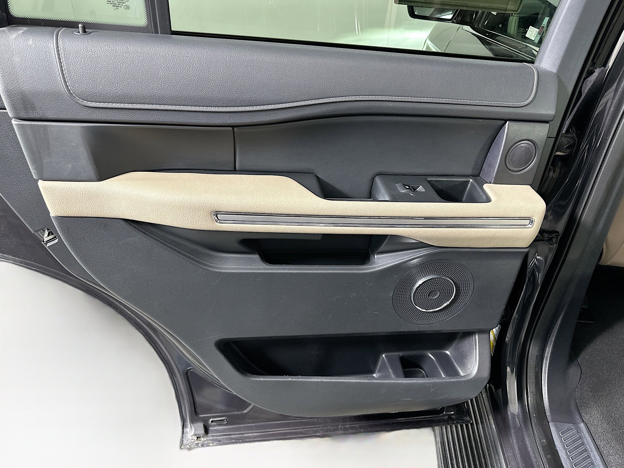 Used 2024 Ford Expedition Limited image 27