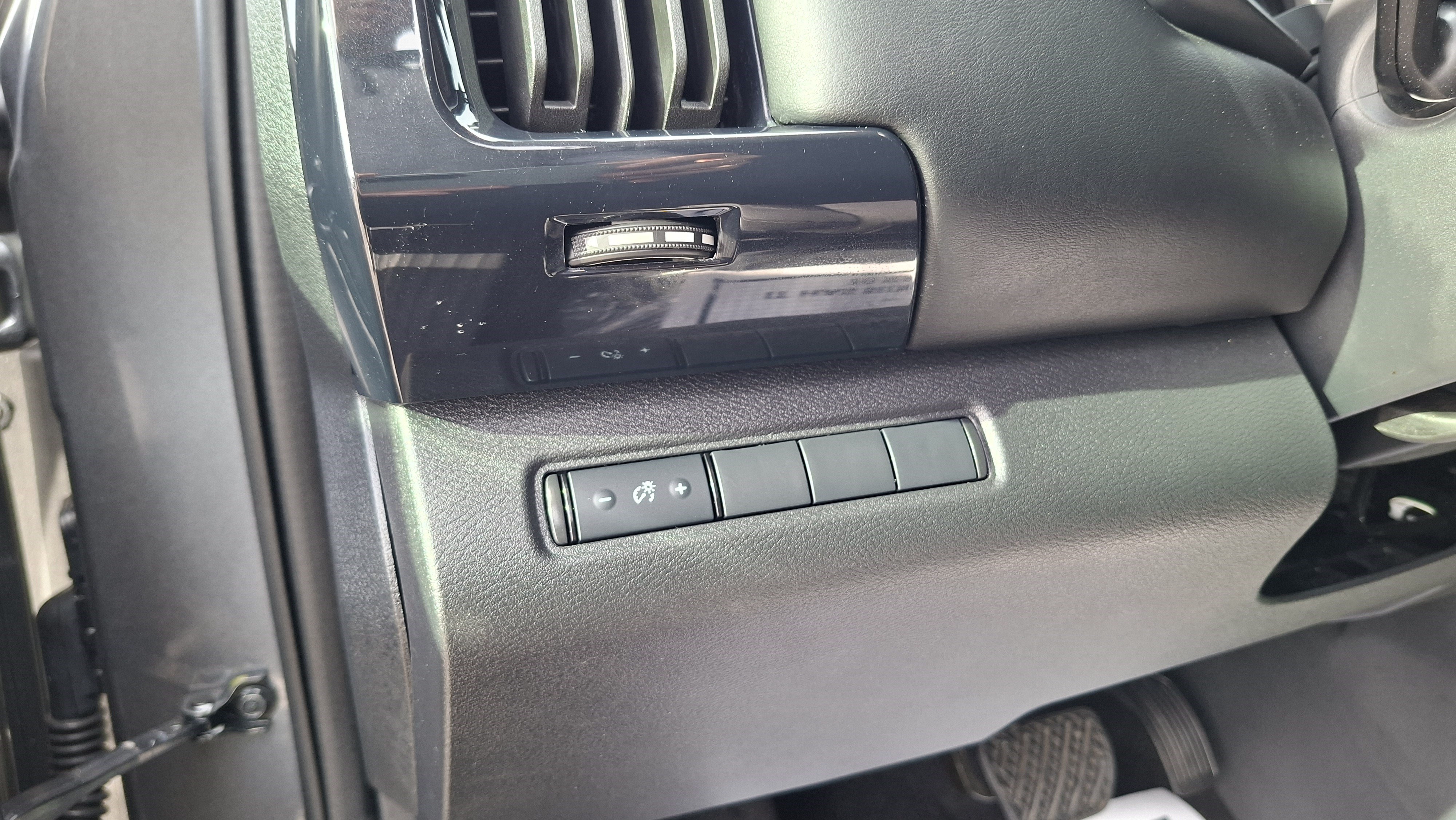 Certified 2025 Nissan Pathfinder S FWD image 10