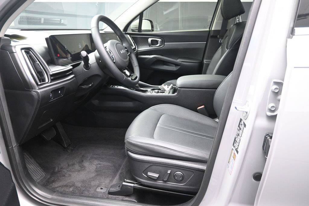 Used 2025 Kia Sorento S w/ Panoramic Sunroof Package FWD image 17