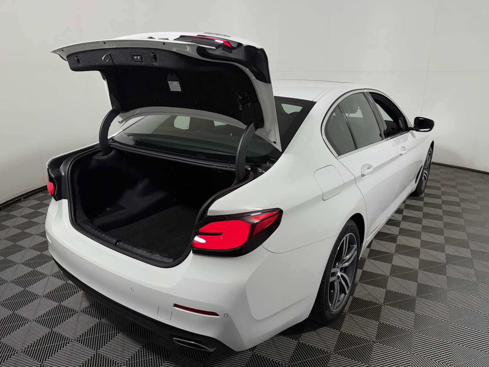 Used 2023 BMW 530i xDrive w/ Premium Package AWD/4WD image 23