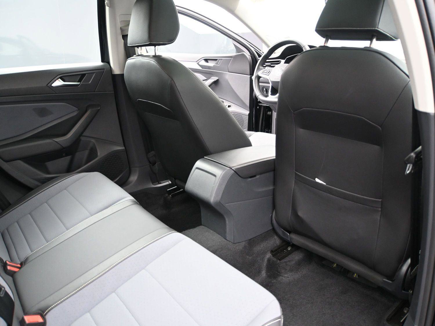 Certified 2025 Volkswagen Jetta SE w/ Sunroof Package image 19