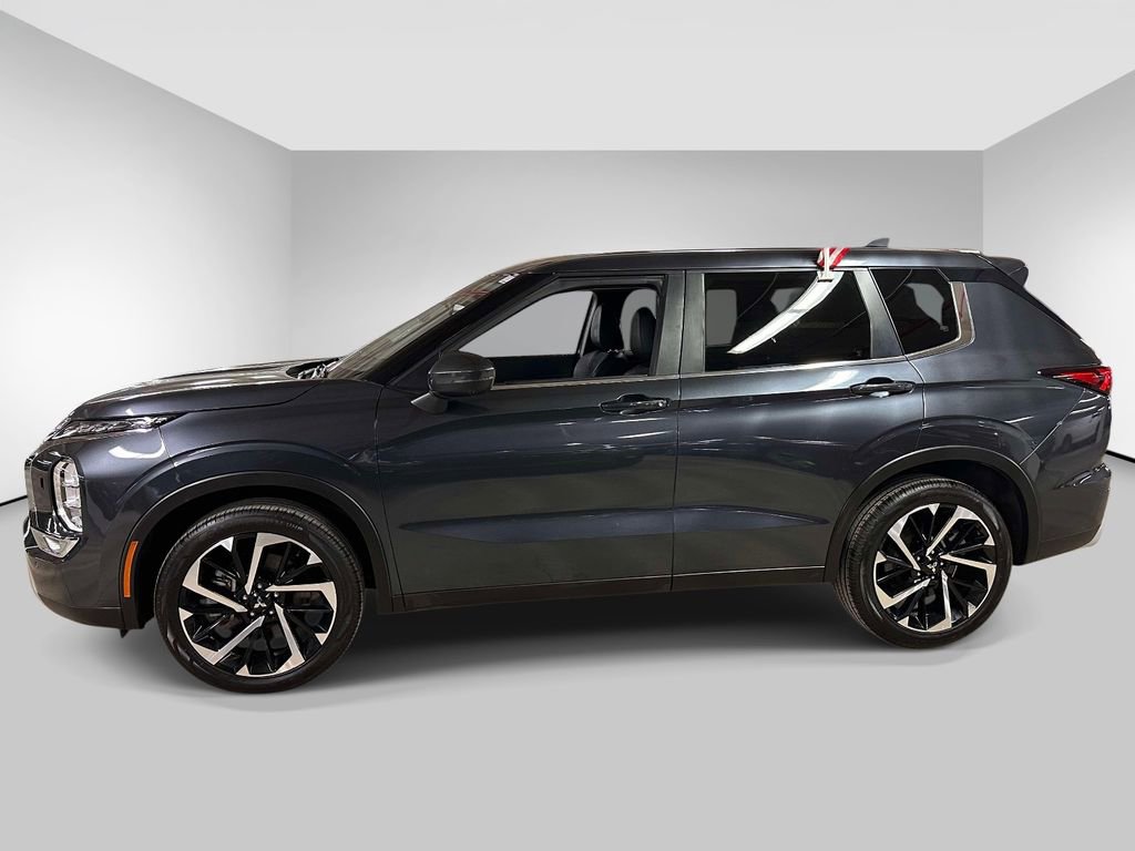 Used 2024 Mitsubishi Outlander SE image 2