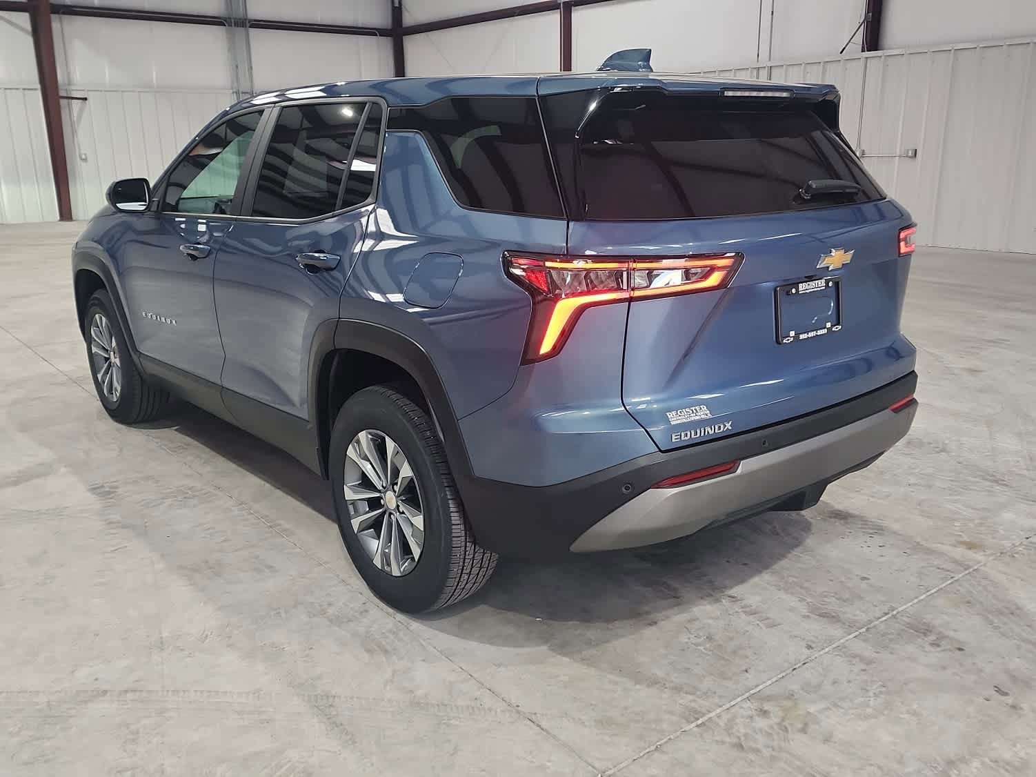 Used 2025 Chevrolet Equinox LT FWD image 3