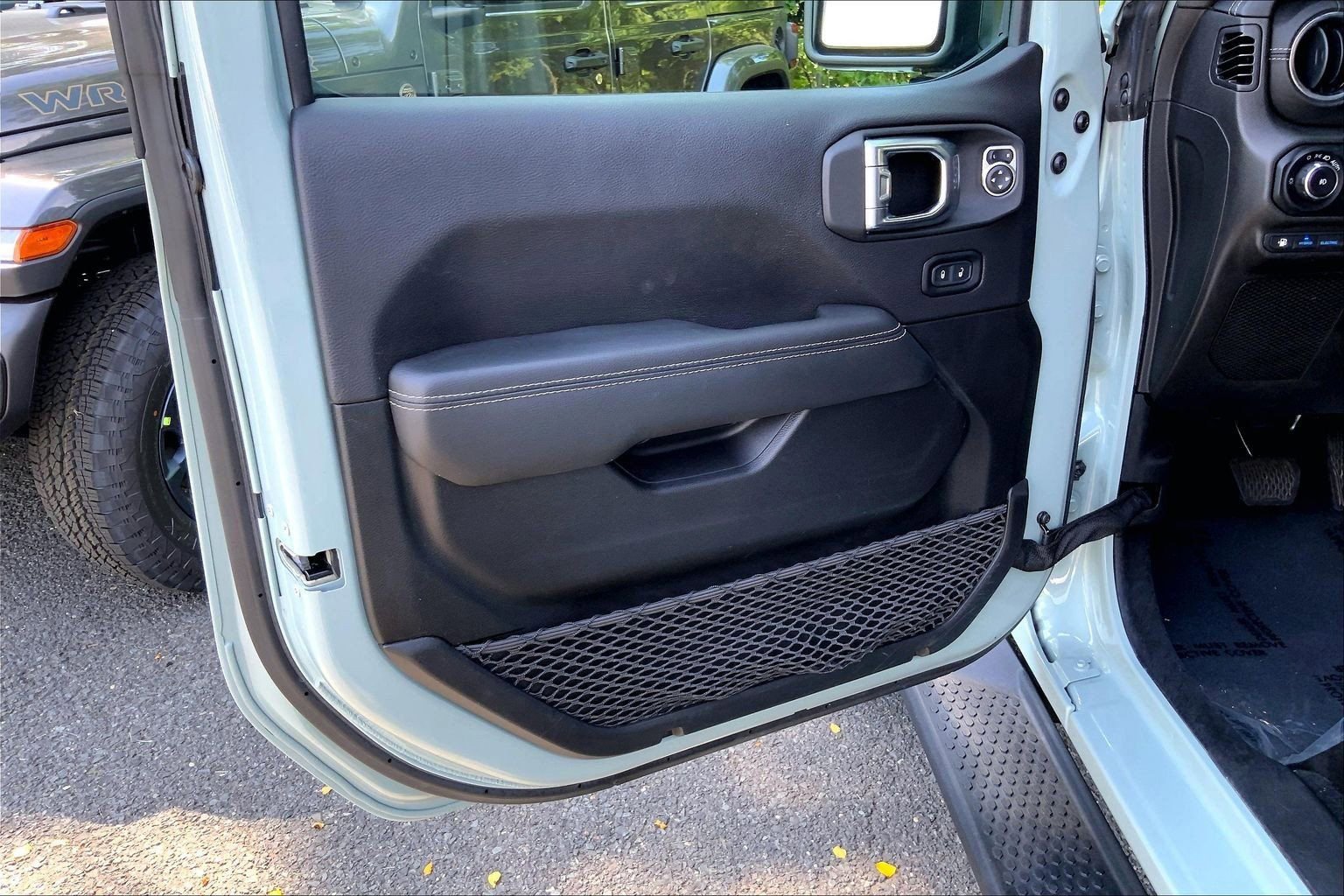 Used 2023 Jeep Wrangler Unlimited Sahara w/ Cold Weather Group AWD/4WD image 17