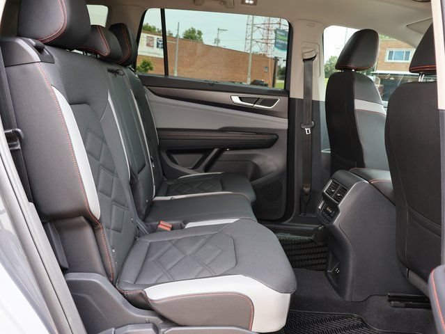Used 2025 Volkswagen Atlas Peak Edition SE AWD/4WD image 8