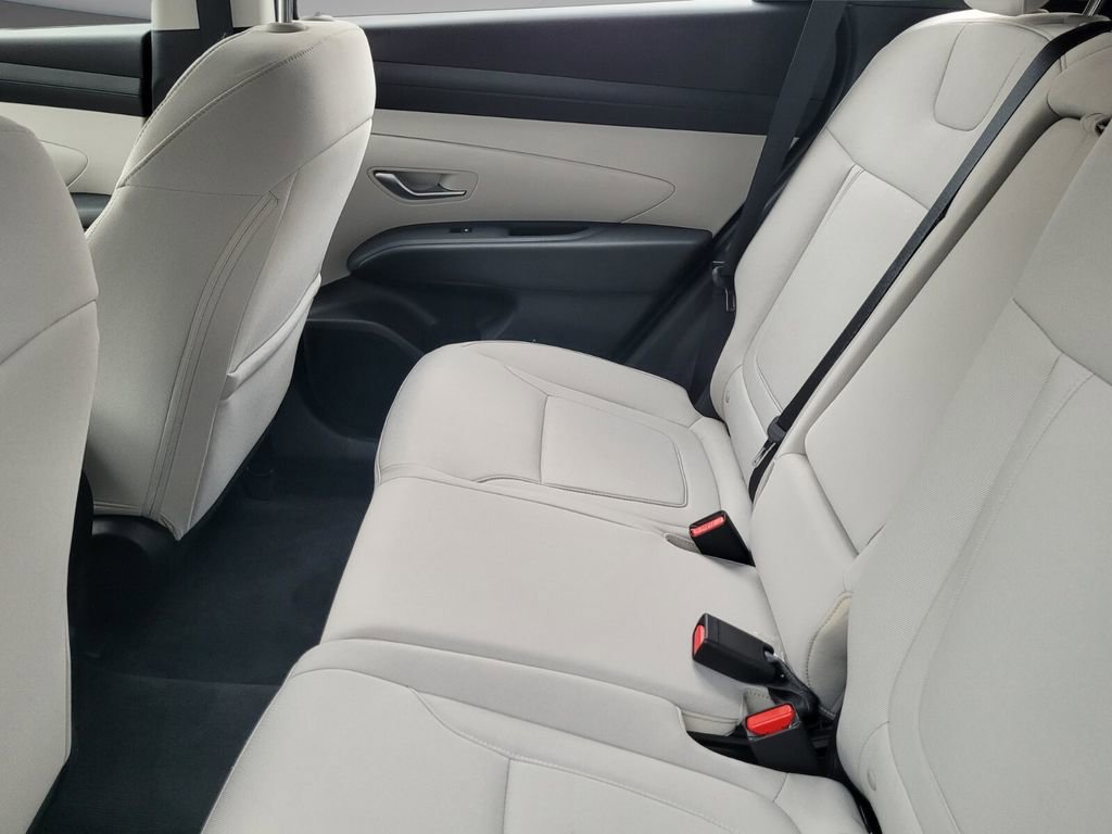 Used 2025 Hyundai Tucson SE image 5