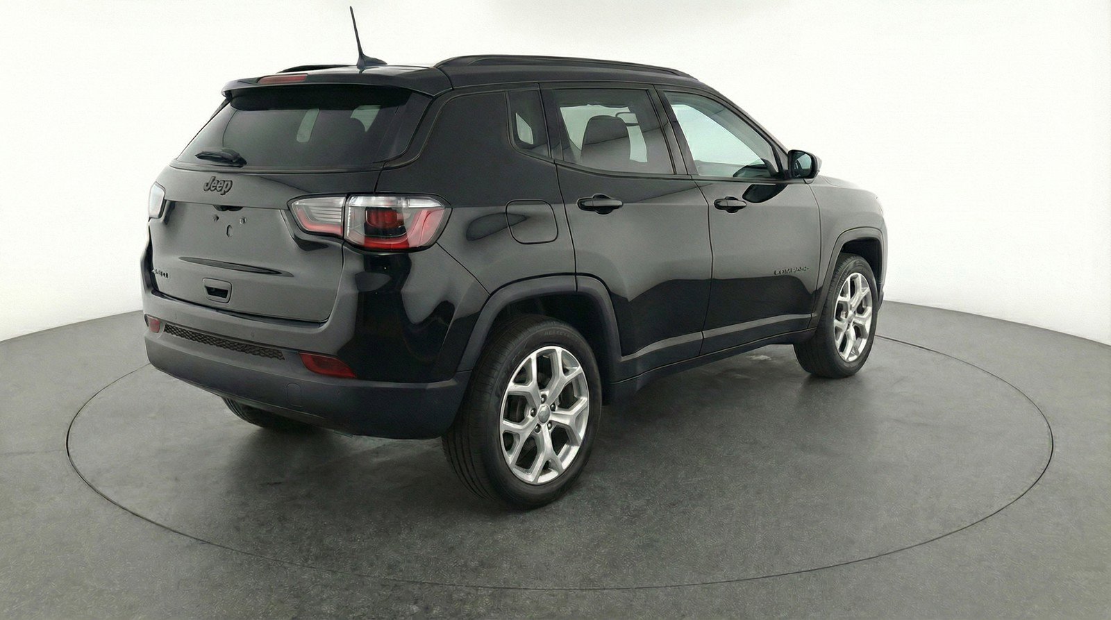Used 2025 Jeep Compass Latitude image 9