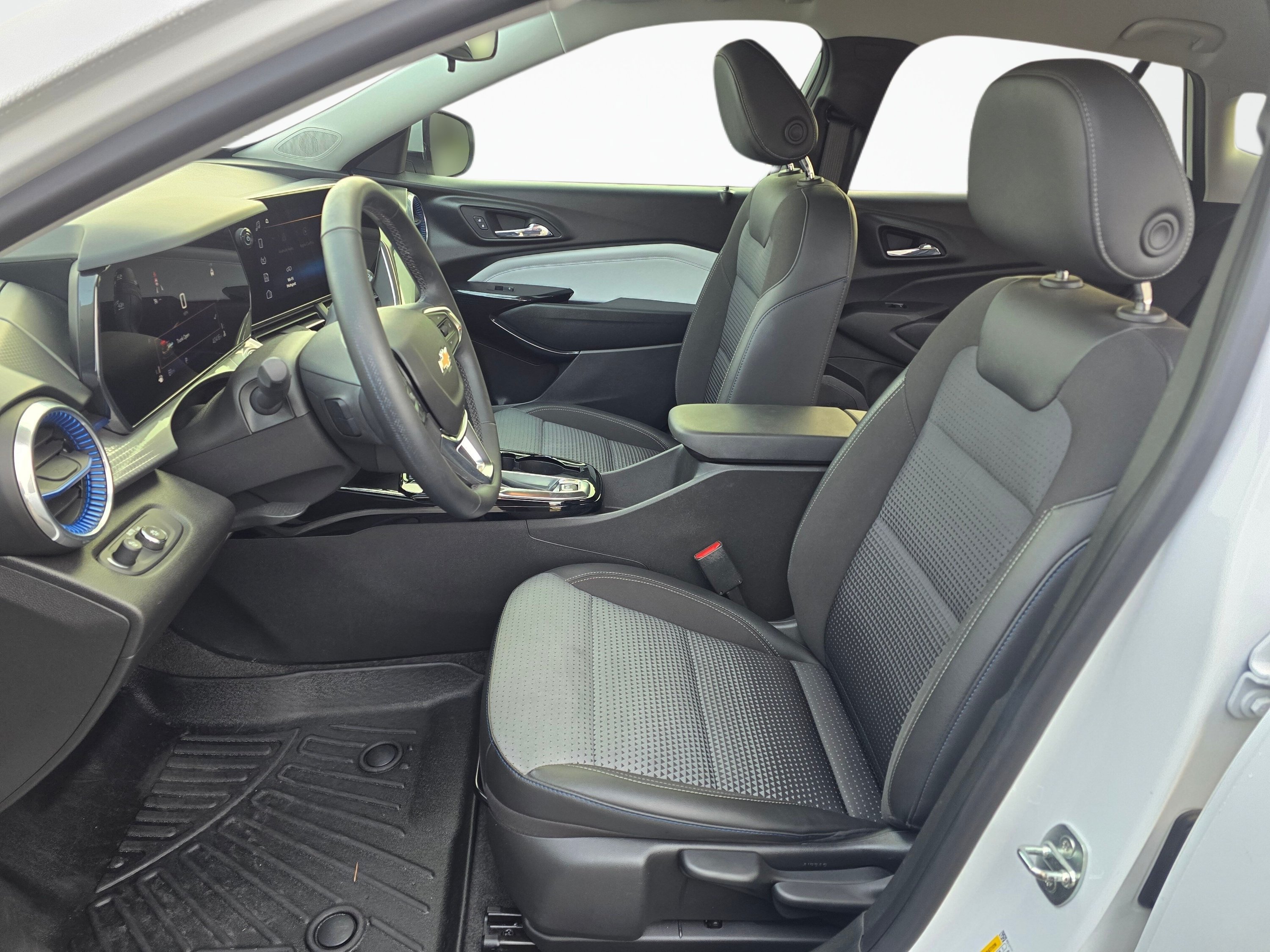 Used 2024 Chevrolet Trax LT w/ LT Convenience Package FWD image 12