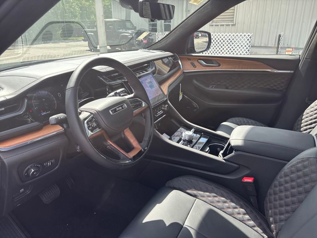 New 2025 Jeep Grand Cherokee Summit image 2