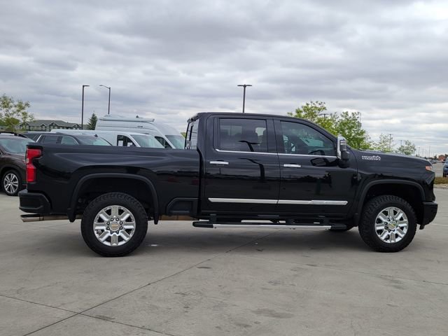 Used 2024 Chevrolet Silverado 2500 High Country w/ Technology Package AWD/4WD image 2
