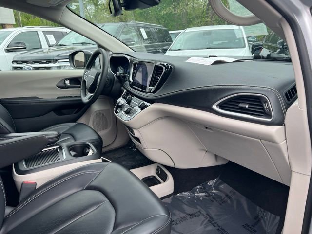 Used 2023 Chrysler Pacifica Touring-L FWD image 24