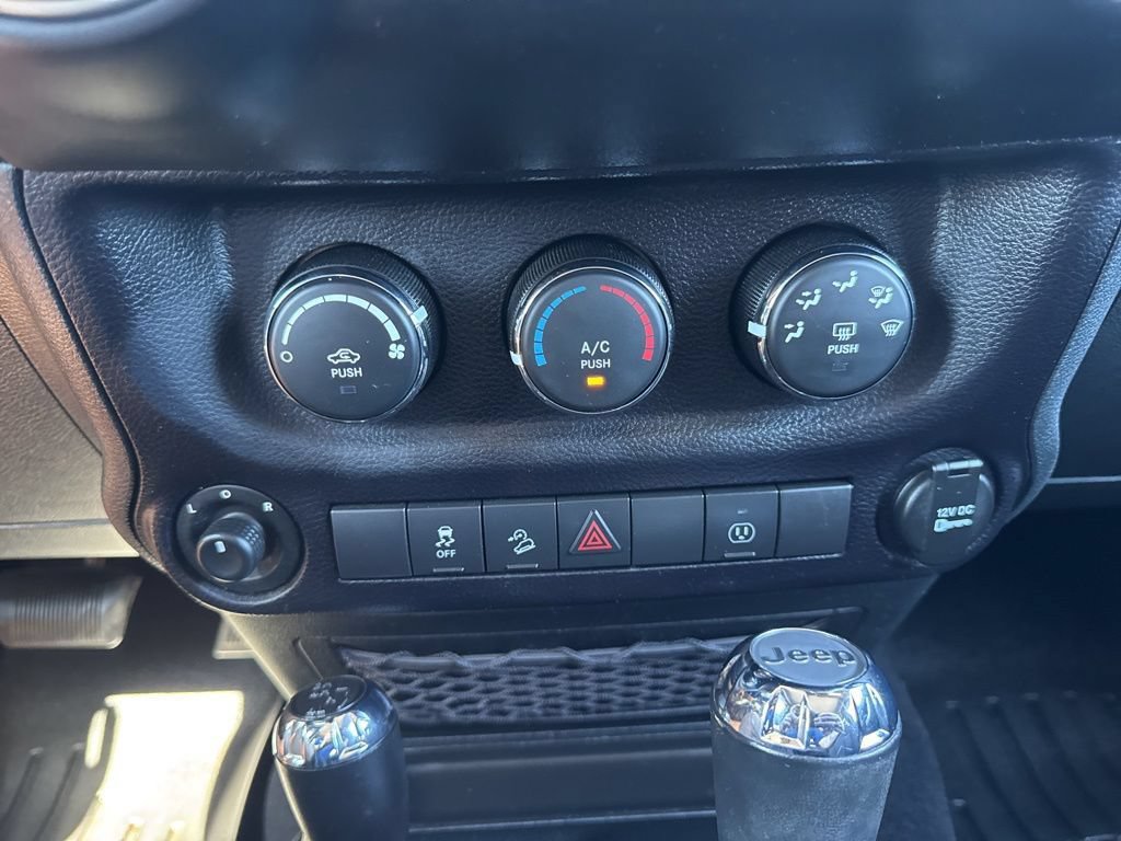 Used 2017 Jeep Wrangler Unlimited Sahara w/ Connectivity Group AWD/4WD image 21
