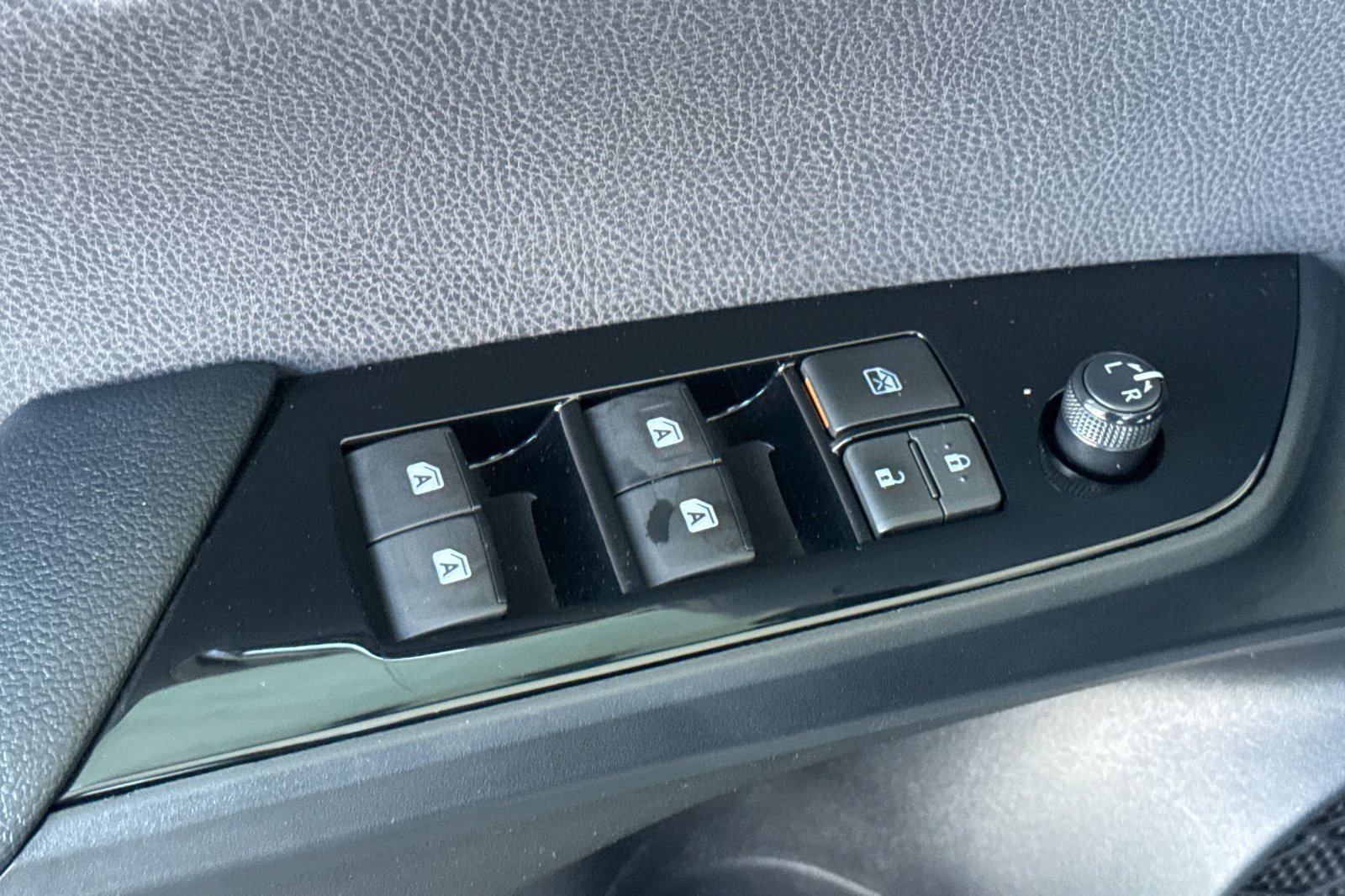 Used 2017 Toyota Prius Prime Advanced image 18