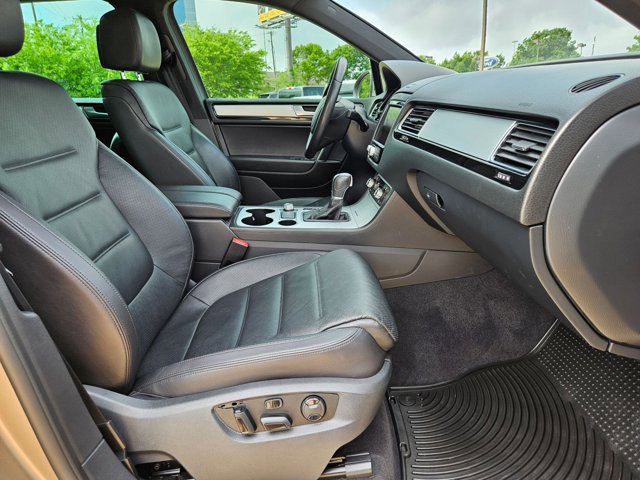 Used 2017 Volkswagen Touareg Wolfsburg Edition image 22