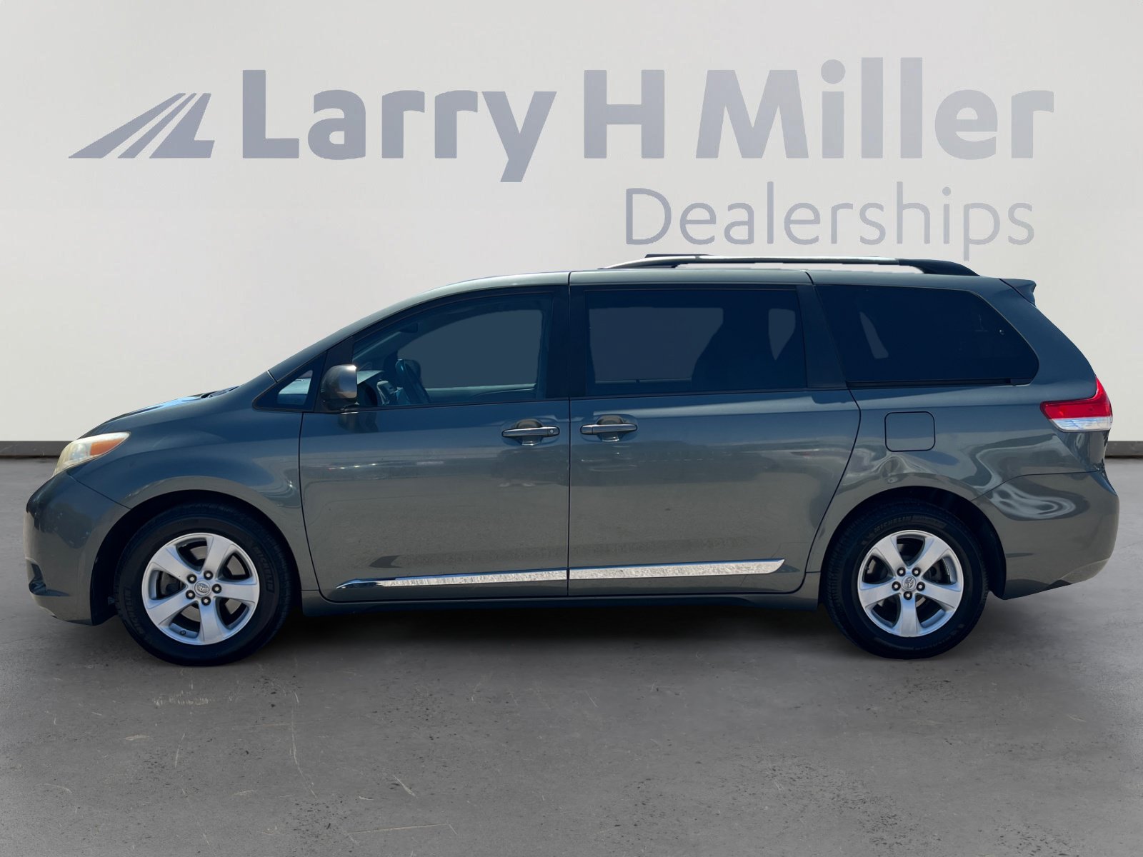 Used 2013 Toyota Sienna LE w/ Towing Pkg FWD image 2