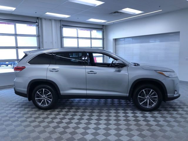 Used 2019 Toyota Highlander XLE AWD/4WD image 38
