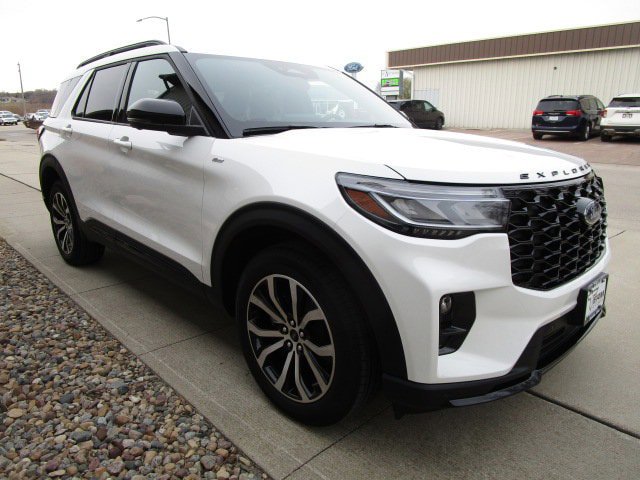 Used 2025 Ford Explorer ST-Line AWD/4WD image 3
