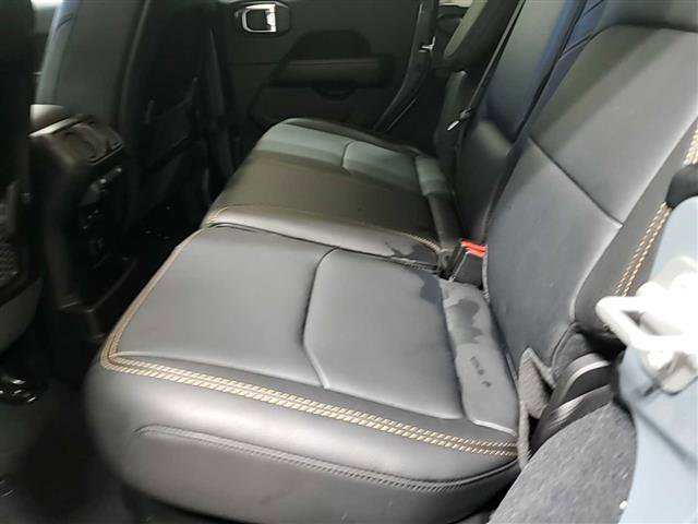 Used 2024 Jeep Wrangler Unlimited Sahara w/ Technology Group AWD/4WD image 10
