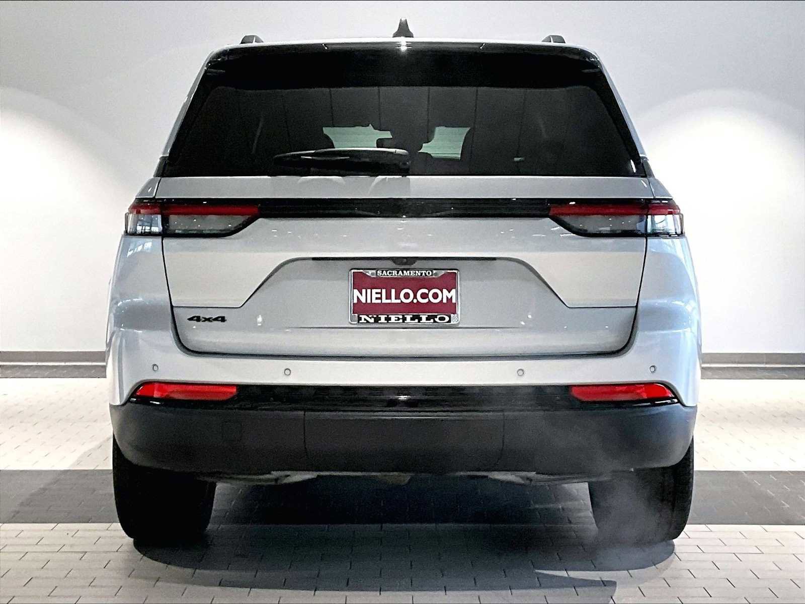 Used 2024 Jeep Grand Cherokee Altitude image 9