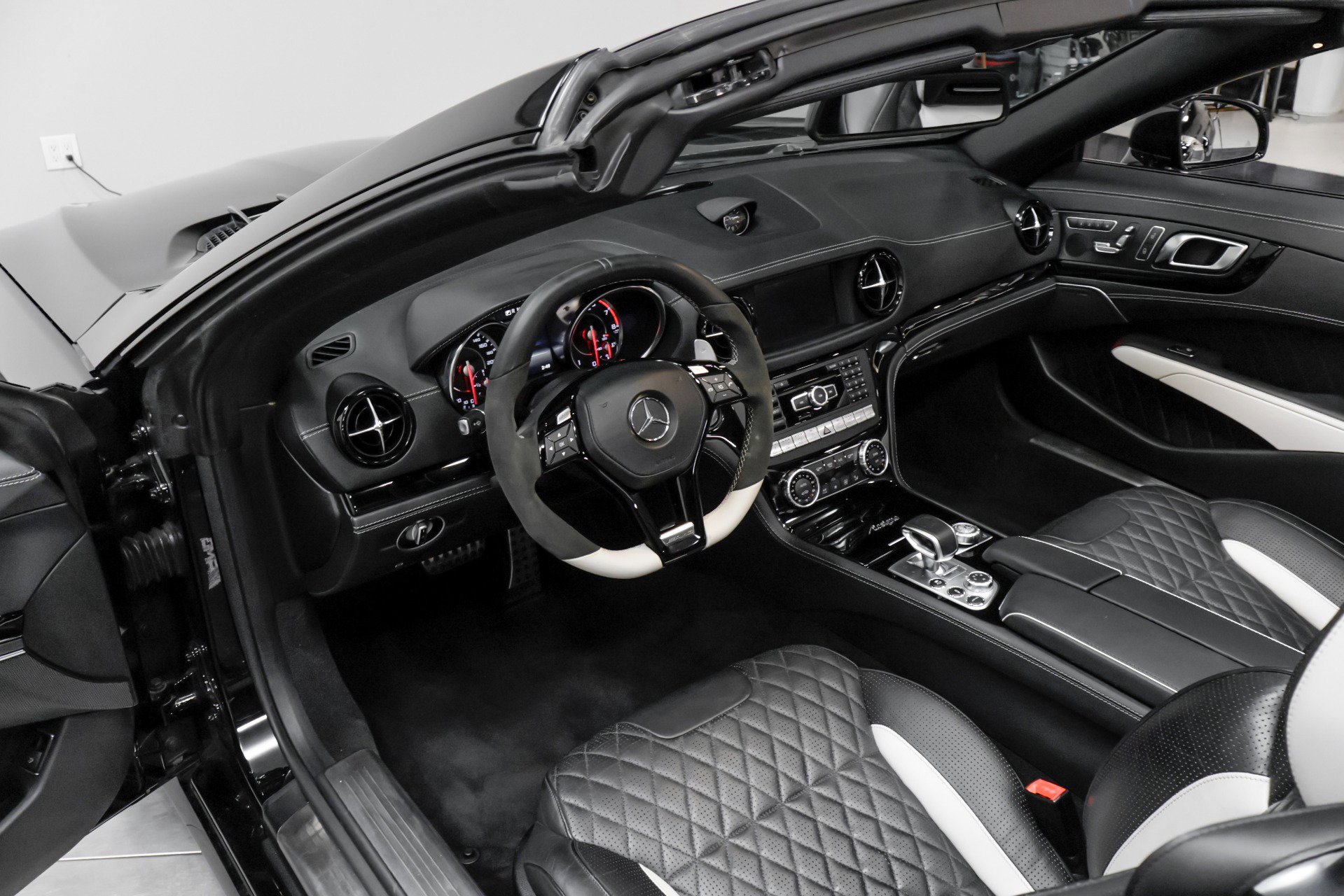 Used 2015 Mercedes-Benz SL 63 AMG w/ Driver Assistance Package image 33