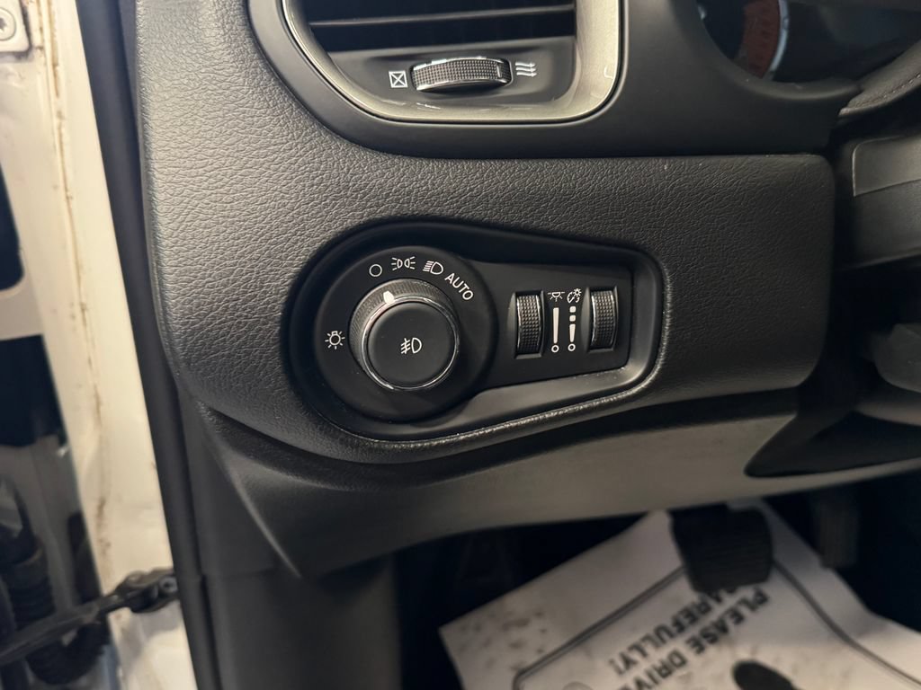 Used 2022 Jeep Renegade Limited AWD/4WD image 18